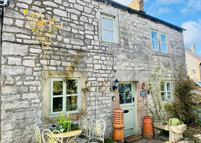 Idyllic, Rustic, Traditional Cottage In Rural Village With Wood Burner And A Great Local Pub