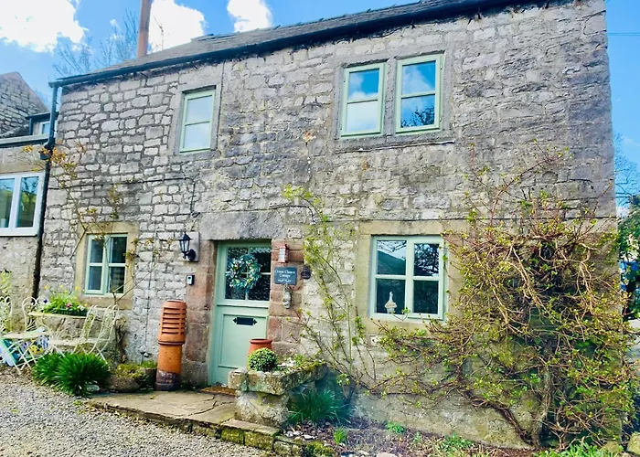 Idyllic, Rustic, Traditional Cottage In Rural Village With Wood Burner And A Great Local Pub