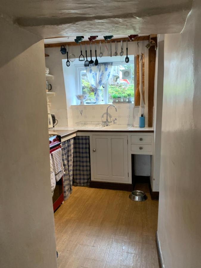 Idyllic, Rustic, Traditional In Rural Village With Wood Burner And A Great Local Pub *