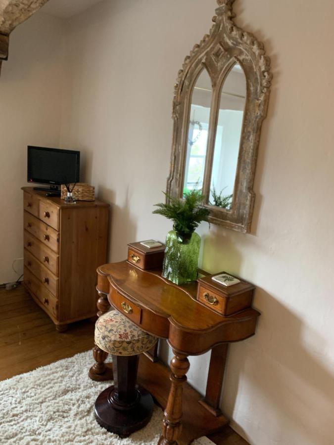 Idyllic, Rustic, Traditional In Rural Village With Wood Burner And A Great Local Pub * Taddington