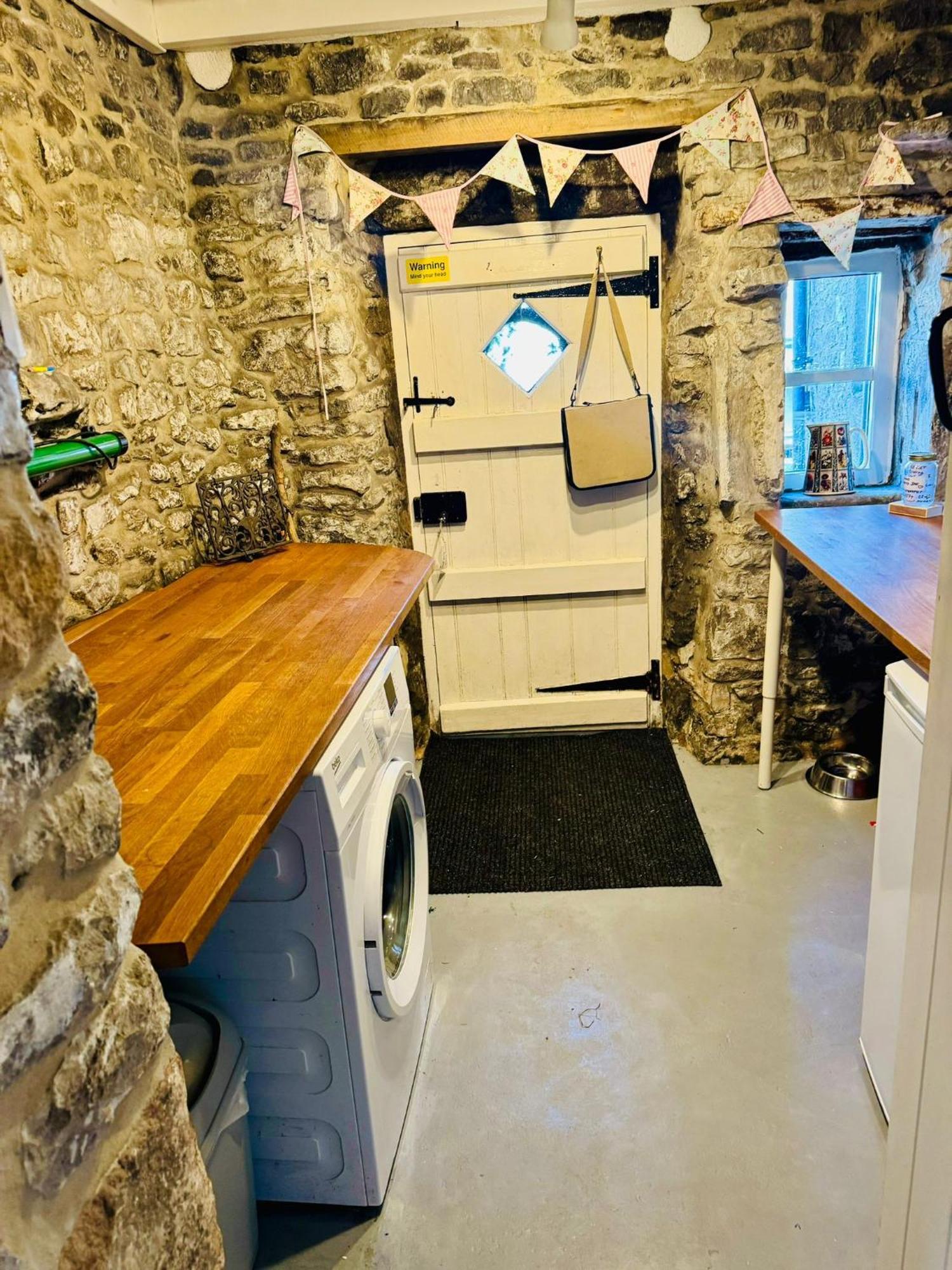 Idyllic, Rustic, Traditional In Rural Village With Wood Burner And A Great Local Pub Taddington