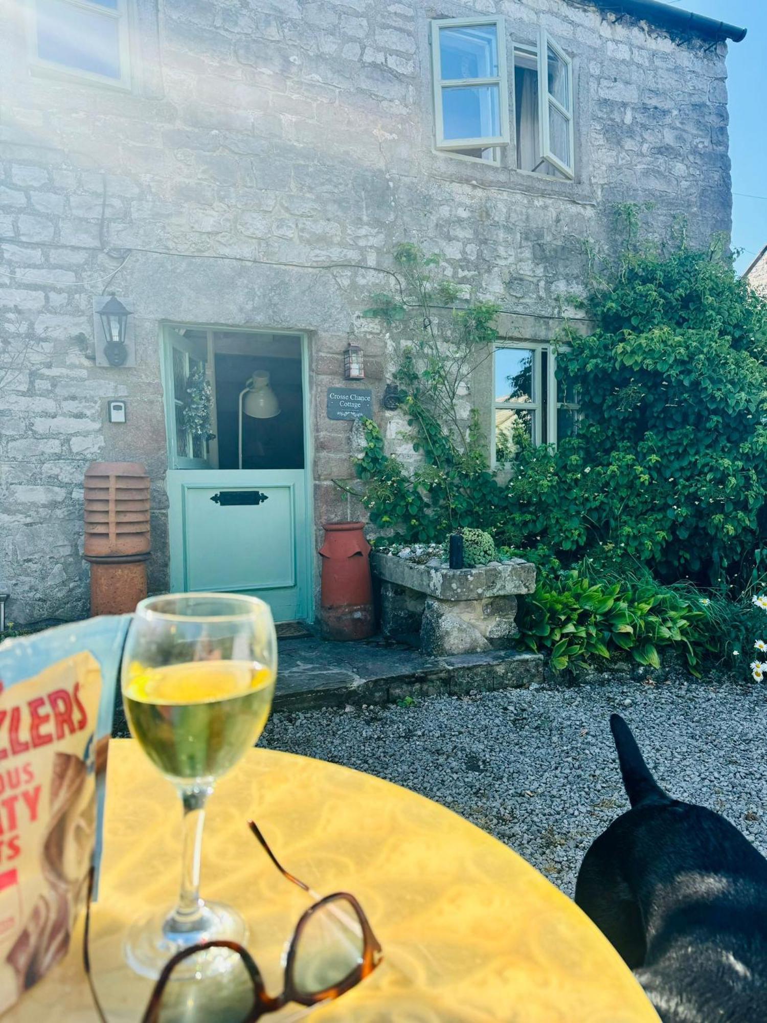 Idyllic, Rustic, Traditional In Rural Village With Wood Burner And A Great Local Pub *