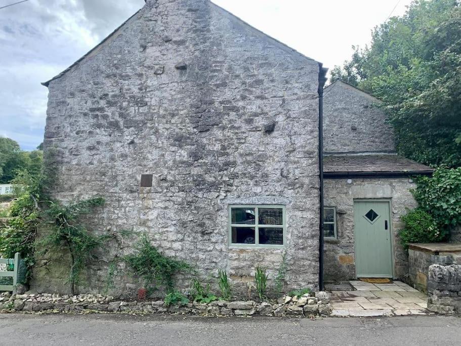 Idyllic, Rustic, Traditional In Rural Village With Wood Burner And A Great Local Pub *