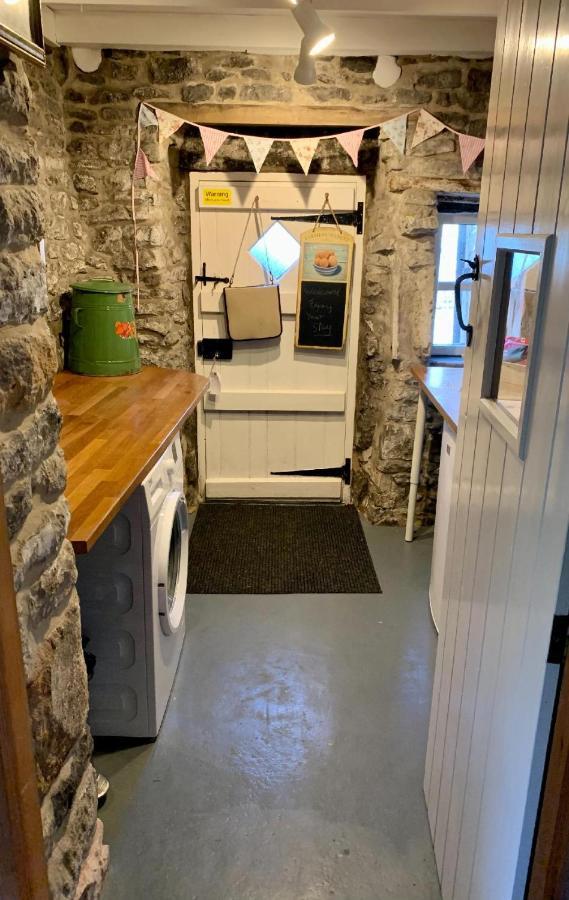Idyllic, Rustic, Traditional In Rural Village With Wood Burner And A Great Local Pub