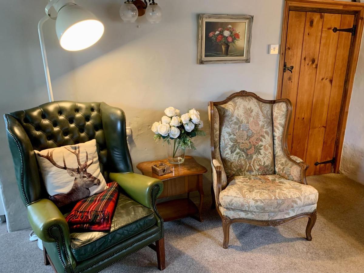 Idyllic, Rustic, Traditional In Rural Village With Wood Burner And A Great Local Pub Taddington
