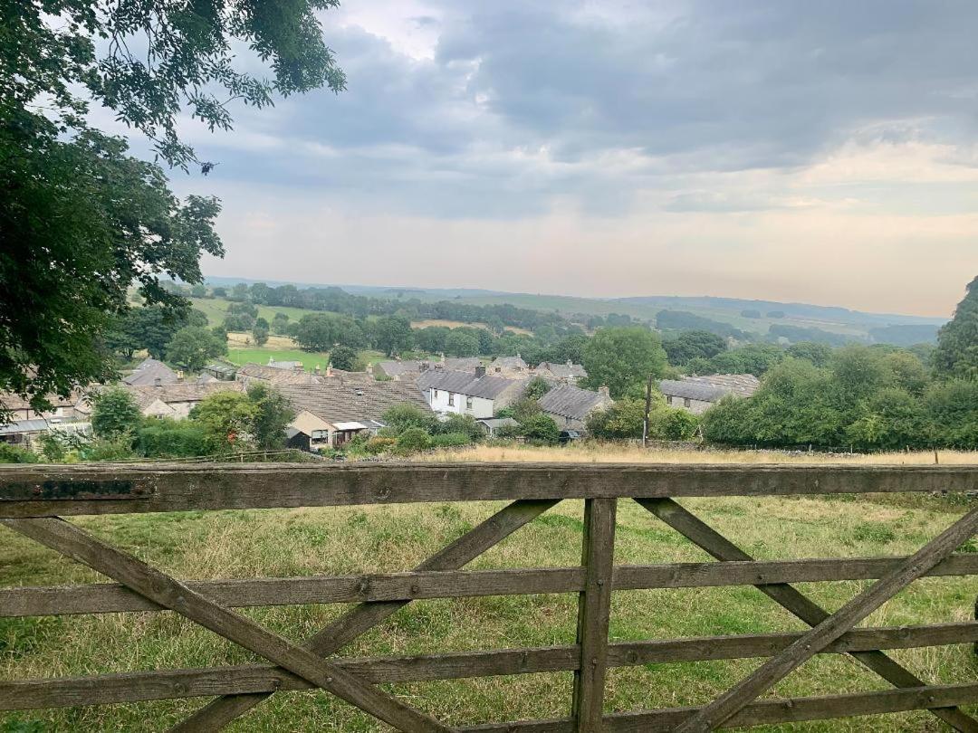 Idyllic, Rustic, Traditional In Rural Village With Wood Burner And A Great Local Pub Holiday home *