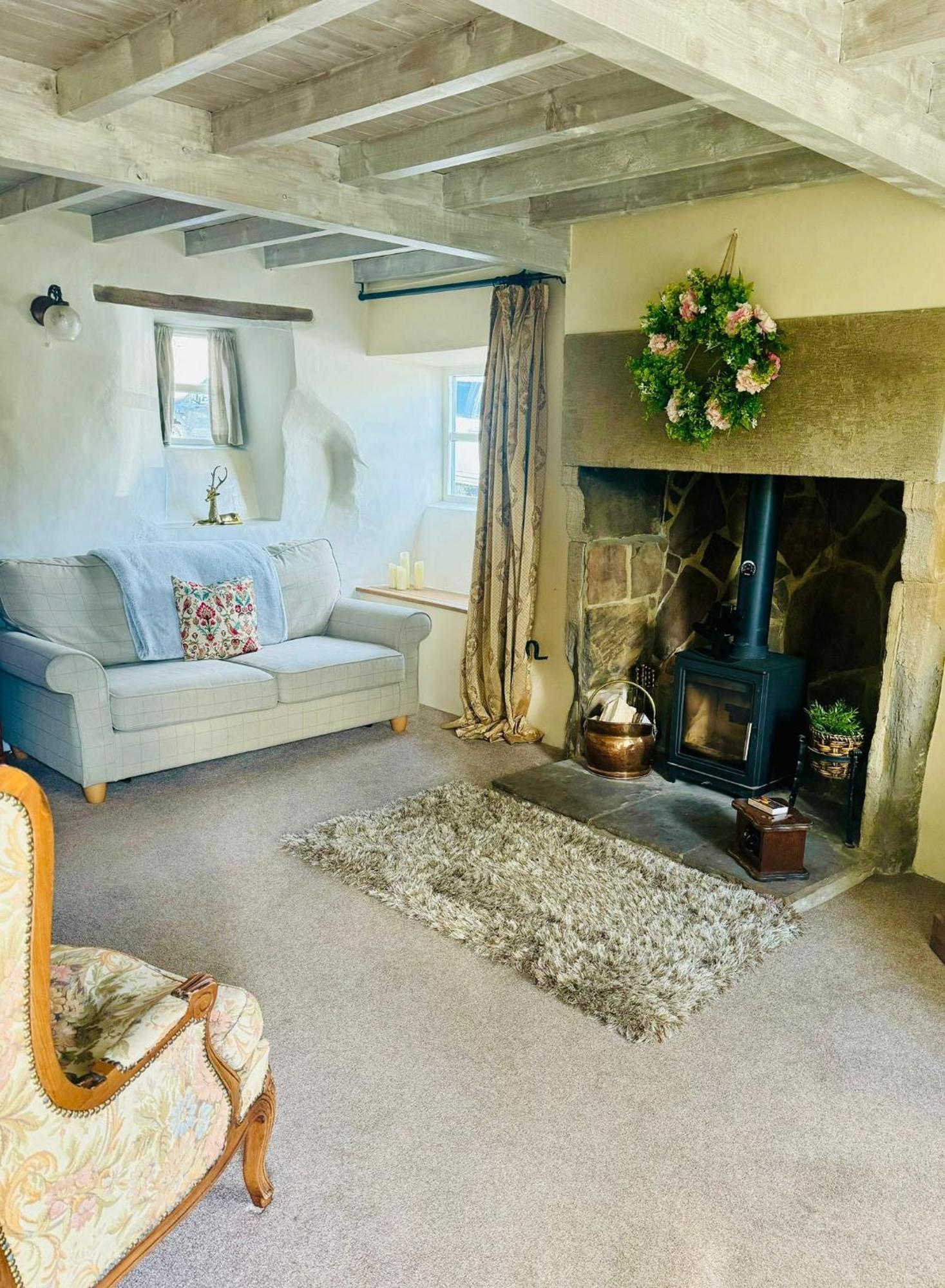 Idyllic, Rustic, Traditional In Rural Village With Wood Burner And A Great Local Pub *