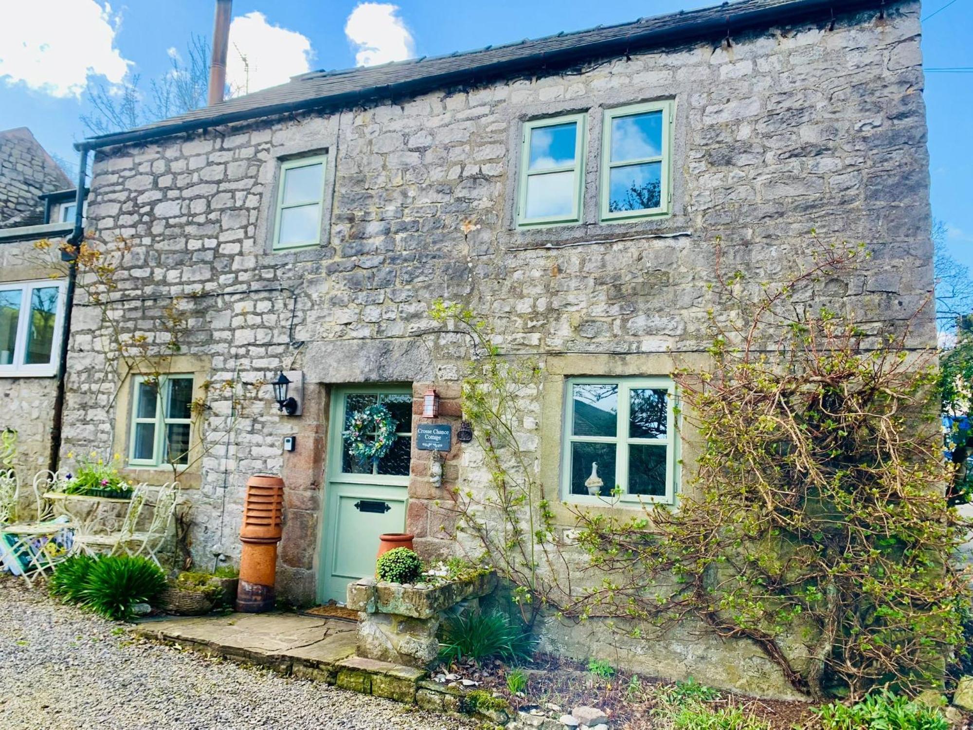 Idyllic, Rustic, Traditional In Rural Village With Wood Burner And A Great Local Pub *